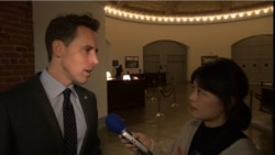 美国联邦参议员霍利(Sen. Josh Hawley, R-MO)2019月年11月18日接受美国之音采访。