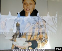 莫斯科古姆百货商店的橱窗折射出的克里姆林宫。(美国之音德特默拍摄)