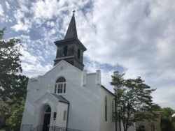 资料照片:建于1817年沿用至今的马里兰州罗克维尔圣玛利亚天主教堂因新冠病毒疫情而大门紧闭。教堂门口贴着关门通知。(2020年5月16日)