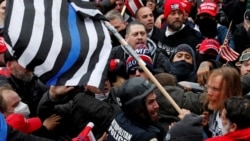 在美国国会示威的特朗普支持者与警察对峙(路透社2021年 1月6日)