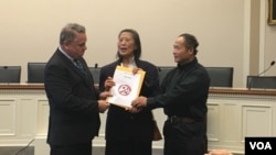 陈维明和异议人士金秀红向史密斯议员提交警惕中共渗透请愿书(2019年9月30日)