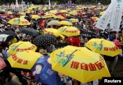 2019年6月9日在中国香港,示威群众要求当局废除拟议中的把嫌疑人引渡到中国的法案。他们手持黄色遮阳伞,这是过去的占领中环运动的象征。