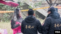 台湾餐车业主到基隆河边为搜救人员提供免费食物和饮料。(美国之音记者方正拍摄)