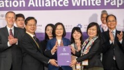 台湾立法院数位国力促进会会长刘世芳(右二)将人才循环大联盟白皮书递交给台湾国家发展委员会主委龚明鑫(左二),并由台湾总统蔡英文(中)、台湾立法院院长游锡堃(右ㄧ)、美国在台协会处长郦英杰(左一)见证。