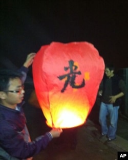 要有光! 探访者在临沂凤凰广场放孔明灯