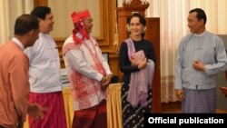 အမျိုးသားလွှတ်တော် ဥက္ကဋ္ဌသစ် မန်းဝင်းခိုင်သန်းနဲ့ ဒုဥက္ကဋ္ဌသစ် ဦးအေးသာအောင်၊ ဒေါ်အောင်ဆန်းစုကြည်နဲ့ သူရဦးရွှေမန်း။