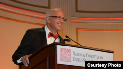 美中关系全国委员会会长欧伦斯(Stephen Orlins)在10月16号的年度酒会中发言。(美中关系全国委员会提供)