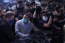 香港苹果日报创始人黎智英周三获保释离开警局。(2020年8月12日)