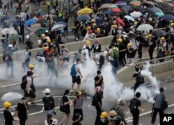 2019年6月12日,香港警方使用催泪瓦斯和高压水枪对付数千名抗议者,这些抗议者在政府总部外反对一项极具争议的引渡法案。