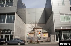 华盛顿州西雅图居民艾迪思.梅斯菲尔德拒绝搬迁而保留在新建的商业大楼之间的老房子。(2015年3月13日)