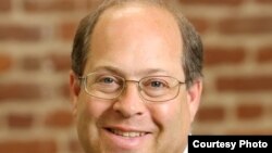 代表加州教师工会的律师吉姆•芬博格(Jim Finberg)