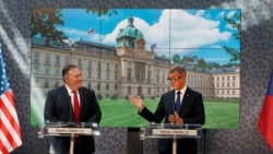 美国国务卿蓬佩奥(左)与捷克总理2020年8月12日共同见记者(路透社)