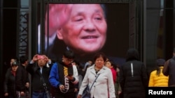 资料照:2018年11月14日,北京中国国家博物馆举办的中国改革开放40周年展览,人们参观关于中国前领导人邓小平的展出部分。