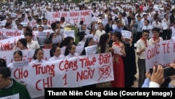 Reuters, hãng tin Anh có văn phòng đại diện ở Việt Nam, cũng đưa tin về các cuộc tuần hành ở miền Trung. Hãng này dẫn lời các nhân chứng nói rằng “hàng nghìn người đã tham gia cuộc tuần hành ôn hòa” “kéo dài 2 giờ đồng hồ” ở Hà Tĩnh để phản đối Luật Đặc khu và Luật An ninh Mạng. Reuters cũng đề cập tới việc an ninh được tăng cường ở các địa điểm công cộng.