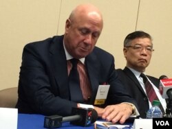 卡内基国际和平基金会副会长包道格(左)右为上海社科院副院长黄仁伟(美国之音莉雅拍摄)