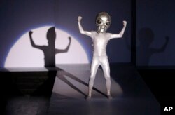 中国时装周期间,有人打扮成外星人出场时装秀。(2010年10月27日)。有些中国网站把删帖删文戏称为“被外星人劫持”。