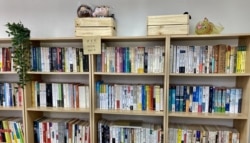 香港学生组织贤学思政在旺角设立的社区空间,被警方破门搜证前,设有二手书寄卖及漂书的空间 (美国之音汤惠芸)