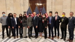 美国国会共和党联邦参议员斯科特2022年1月24日在国会山召开记者会,呼吁各界在2022冬季奥运会期间关注中国人权侵犯问题,并与出席的香港、新疆和西藏人权活动人士合影。(美国之音记者李逸华拍摄)