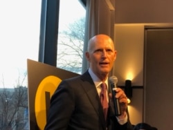 联邦参议员斯科特(Rick Scott)星期一(3月9日)晚间对香港民主委员会成员发表讲话。