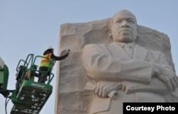 雷宜锌为马丁.路德.金像做最后的斧凿