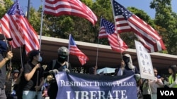 屯门公园再光复游行人士拉起横额,呼吁美国总统特朗普解放香港,并且高举美国国旗。 (2019年9月21日)