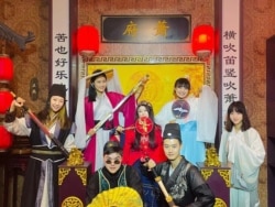 剧本杀玩家Cookie在一次游戏中(左一)