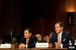 2017年11月15日,美国第五巡回上诉法院法官被提名人何俊宇与威勒特法官在美国参议院司法委员会听证会上。(美国之音记者扬之初摄)
