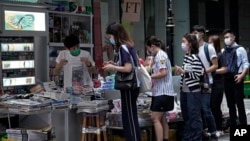 香港民众在报摊前排队购买苹果日报表达对黎智英的支持(美联社2020年8月11日)