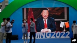 中国领导人习近平出现在一个宣传北京冬奥会的电子屏幕上发表讲话。(2021年9月5日)