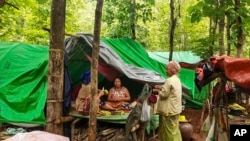 စစ်ဘေးရှောင်ပြည်သူတွေရဲ့ ယခင်မှတ်တမ်းဓာတ်ပုံ။