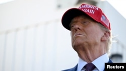 资料照片:美国当选总统唐纳德·特朗普在德克萨斯州布朗斯维尔出席观看SpaceX星际飞船火箭第六次试飞发射。(2024年11月19日)