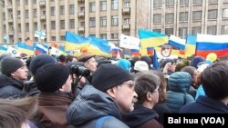 在2014年3月15日的莫斯科大规模示威游行中,人们抗议俄罗斯吞并克里米亚并支持乌克兰,集会现场可看到许多乌克兰国旗。(美国之音白桦拍摄)