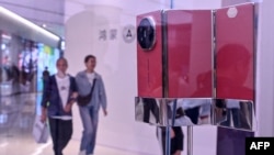 一家北京商场内的华为专卖店在展示最新产品可折叠手机Mate XT。(2024年9月10日)