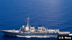 美国海军拉森号导弹驱逐舰参加第七舰队在南中国海巡逻行动时受到中国海军南海舰队东莞号护卫舰的跟踪。(2015年9月29日)