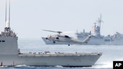 台湾宜兰苏澳港附近举行军演的佩里级护卫舰上起飞的直升机。(2018年4月13日)