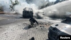 အစ္စရေး ရဲအရာရှိတဦးက လက်ဘနွန်ဘက်ကနေ အစ္စရေးဘက်ကိုပစ်လိုက်တဲ့ ဒုံးကျည်ထိမှန်ပေါက်ကွဲတဲ့နေရာကို စစ်ဆေးနေစဥ်။ (အောက်တိုဘာ ၇၊ ၂၀၂၄)