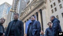 资料照:来自中国的访客于2018年12月4日在纽约证券交易所观望。