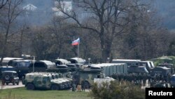 俄罗斯战车3月27日在靠近克里米亚辛菲罗波尔的一个军事基地