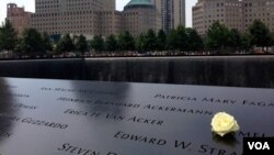 在911纽约灾难事发地“归零地”,亲友为遇难者鲜花追思。(美国之音记者方方拍摄)