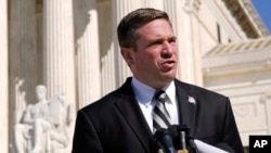 资料照:2023年2月28日,密苏里州总检察长安德鲁·贝利(Andrew Bailey)在美国最高法院外面对媒体发表讲话。