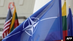 2023年7月9日,在立陶宛维尔纽斯,距离7月11日至12日的北约峰会仅剩几天,北约和立陶宛国旗在那里飘扬。(法新社/PETRAS MALUKAS摄)