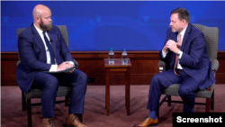 前美国国家安全局(NSA)局长、前美军网络司令部司令、退役海军上将迈克尔·S·罗杰斯(右)2021年9月9日在华盛顿传统基金会出席一场讨论会。(网络截图)