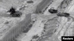 Xe bọc thép Israel hành quân tại phía bắc Dải Gaza ( Ảnh do các lực lượng phòng vệ Israel công bố ngày 26/10/2023).