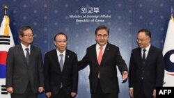 韩国外交部长朴振(右二)2023年9月25日会见出席中日韩三国高官会议(SOM)的代表。(法新社)