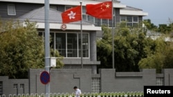 香港特区政府楼前的香港与中国旗帜。(2020年5月25日)