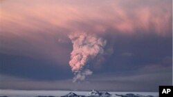 5月21日,冰岛距离首都200公里的一座火山开始喷发