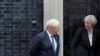 英国首相特蕾莎·梅和外交大臣约翰逊在首相府外面欢迎外宾（2017年5月11日）