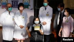 台湾总统蔡英文在台湾大学医院接种台湾自制的疫苗后出示自己的接种记录证明。(2021年8月23日)