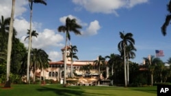 川普在佛罗里达州棕榈滩的别墅,马阿拉歌庄园(Mar-a-Lago)。川普一家上星期在那里过节休假。NBC电视网报道,美国特勤局派了150名安全人员在那里保护(2016年11月27日)