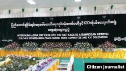 KIO နဲ့ မြန်မာငြိမ်းချမ်းရေးစင်တာတို့ အပစ်ရပ်သဘောတူညီချက်ရရေးဆွေးနွေးပွဲမြင်ကွင်း။ (အောက်တိုဘာ ၇၊ ၂၀၁၃)